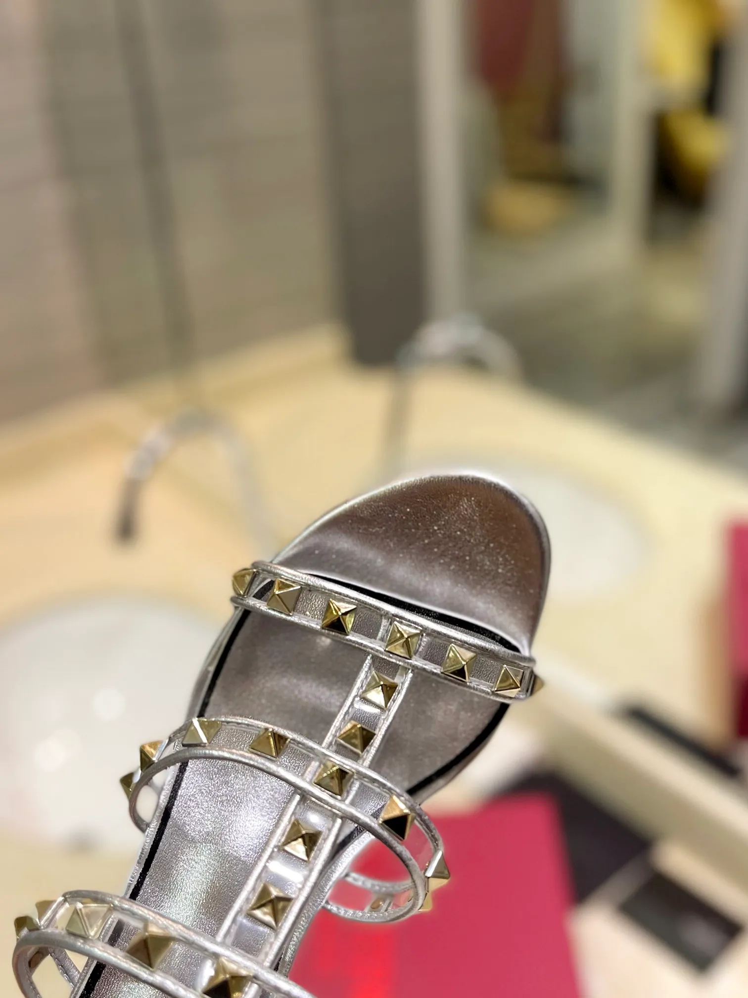 👟👟Ex-factory price 500👟👟 𝑉𝐴𝐿𝐸𝑁𝑇𝐼𝑁𝑂 Valentino ♡ͥ | ²º²⁴💫Purchasing agent level🔍Same color The classic king-shaped slippers with crystal heels are also so beautiful The particularly high-quality hardware brings out a full sense of high-end. After putting it on your feet, you will be stunned and look super slim! The new season lives up to expectations! Worth buying ★Imported cowhide is absolutely high-grade ❥Original method is absolutely sensual ❥Elegant style creates a different feeling🙈 Simple temperament style!  ♡ show bdetails ———————————— ⊿▸: Size｜35-40 (customized at 40.41.42) ⊿▸: Material｜Imported sheepskin + Pvc ⊿▸: Material | Padded sheepskin ⊿▸: Material | Italian🇮🇹 genuine leather outsole ⊿▸: Heel height｜6cm